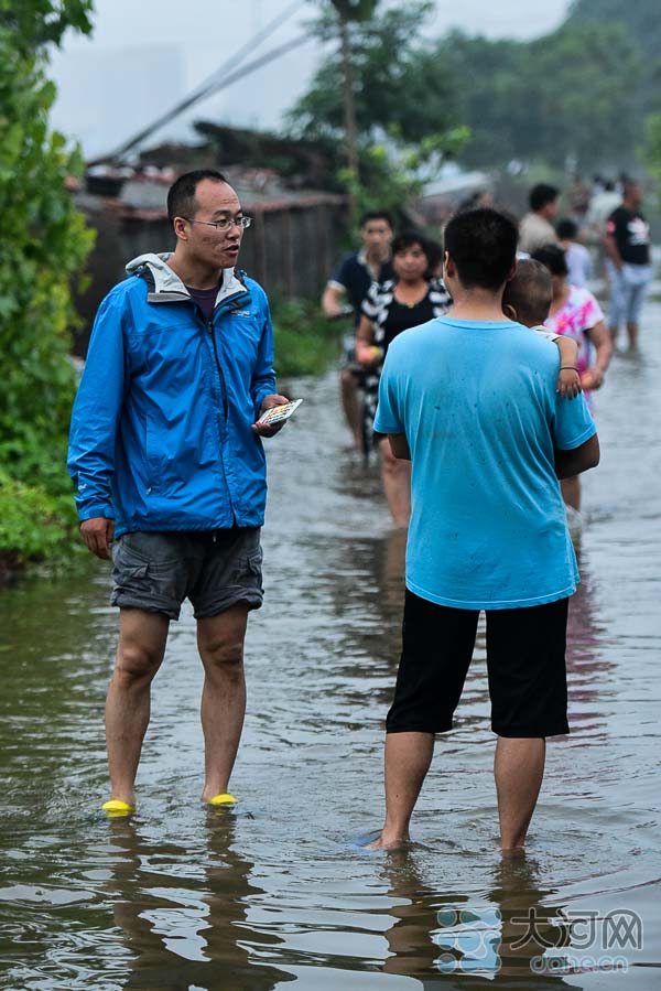 现场直击南京暴雨:蔬菜大棚几乎没顶 收成要泡汤了